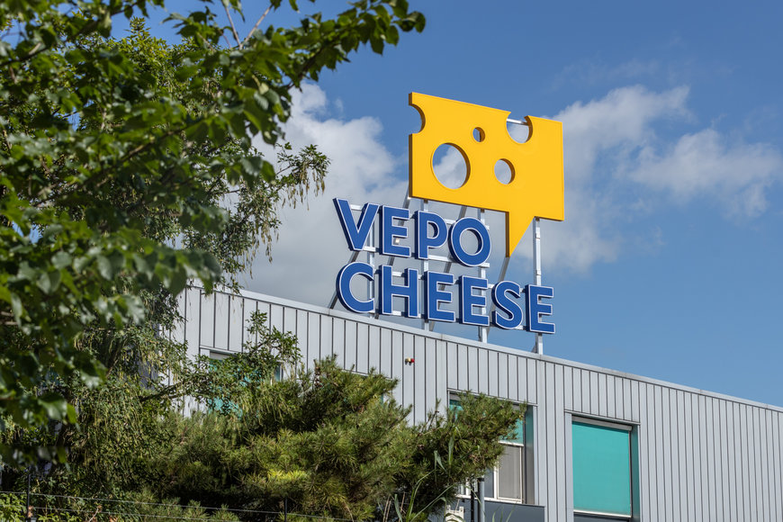 Die niederländische Familienmarke Vepo Cheese setzt auf eine vollauto-matisierte Produktionslinie: Zwei KR AGILUS Hygieneroboter von KUKA verarbeiten Käse zu Sticks und führen sie einer Verpackungsmaschine zu